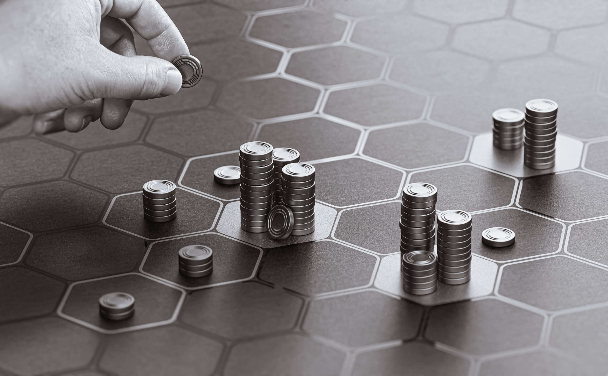 Des piles de pièces de monnaie posées sur un plateau hexagonal